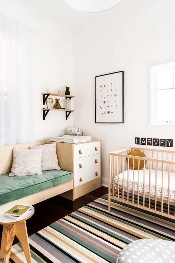 Cômoda de madeira para quarto de bebê simples decorado com tapete listrado  Foto Nursery Design