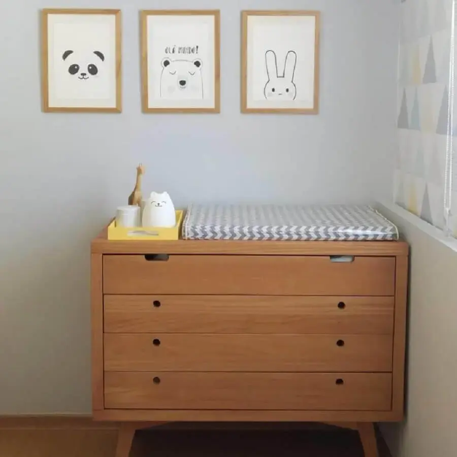 Cômoda de madeira retrô para decoração de quarto de bebê cinza Foto Danielle Stuart