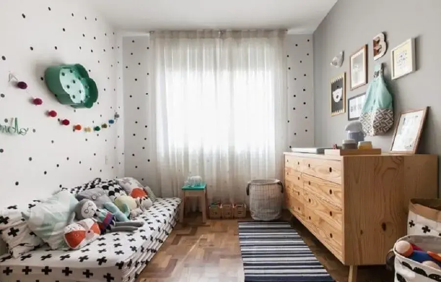 Cômoda de madeira retrô para decoração de quarto infantil simples Foto Gabi Marques