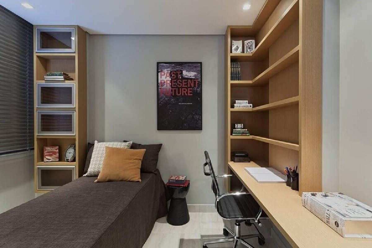 Decoração de quarto masculino pequeno com moveis planejados de madeira Foto Renata Basques