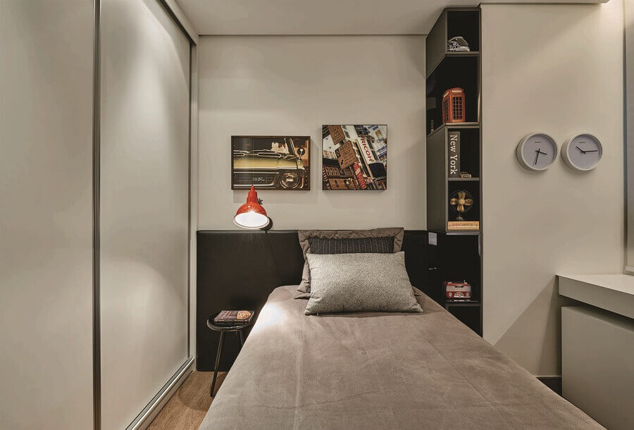 Decoração em tons de cinza para quarto masculino pequeno com moveis planejados Foto Amis Arquitetura e Design