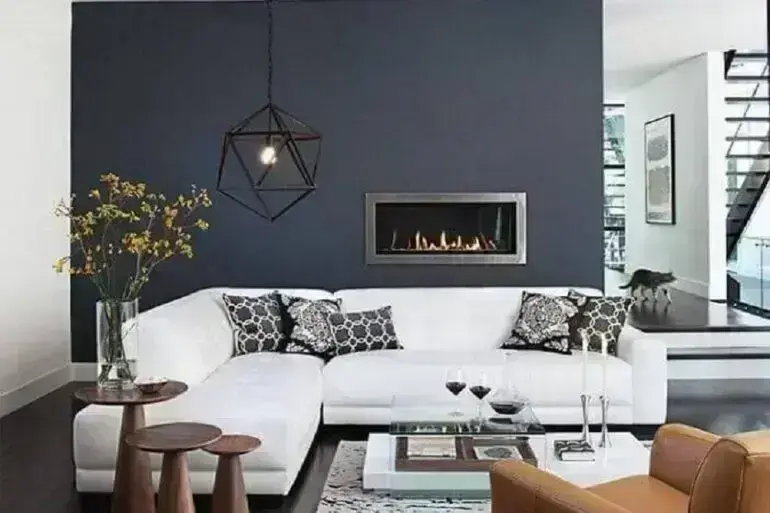 Decoraçao moderna para sala cinza e branco grande com lareira e mesa lateral de madeira Foto Pinterest