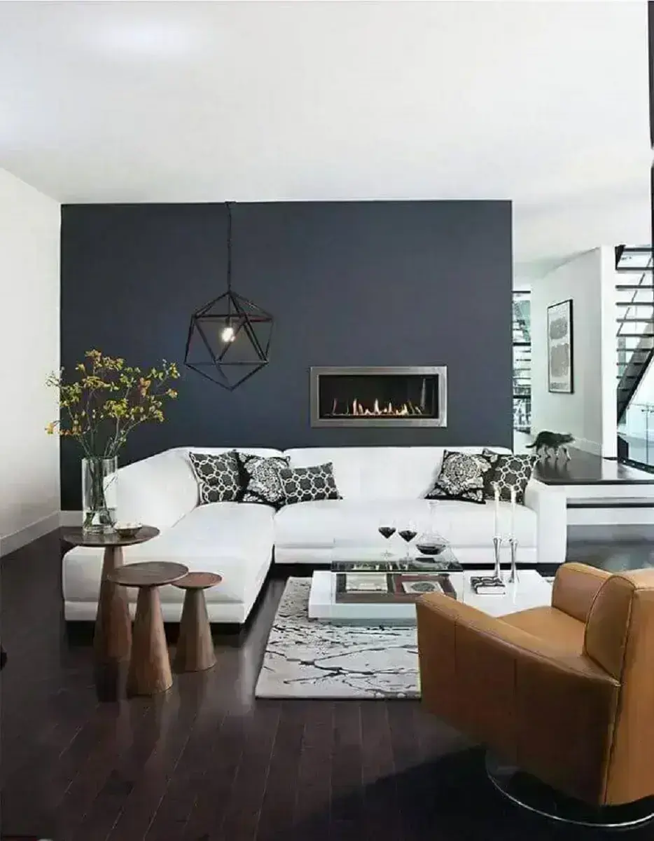 Decoração moderna para sala cinza e branco grande com lareira e mesa lateral de madeira Foto Pinterest