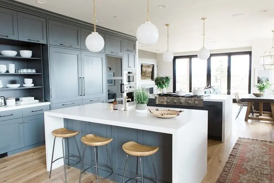 Decoração azul e branco para cozinha aberta com sala integrada Foto Studio McGee
