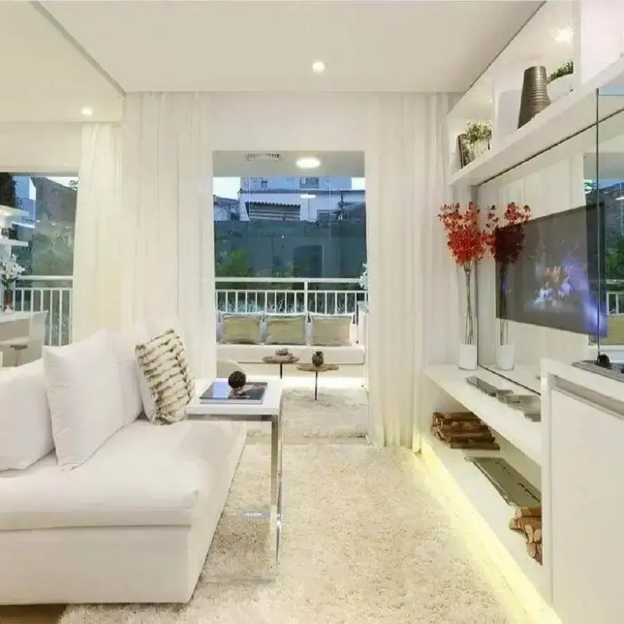 Decoração clean com cores para sala de estar pequena integrada com varanda Foto Chris Silveira