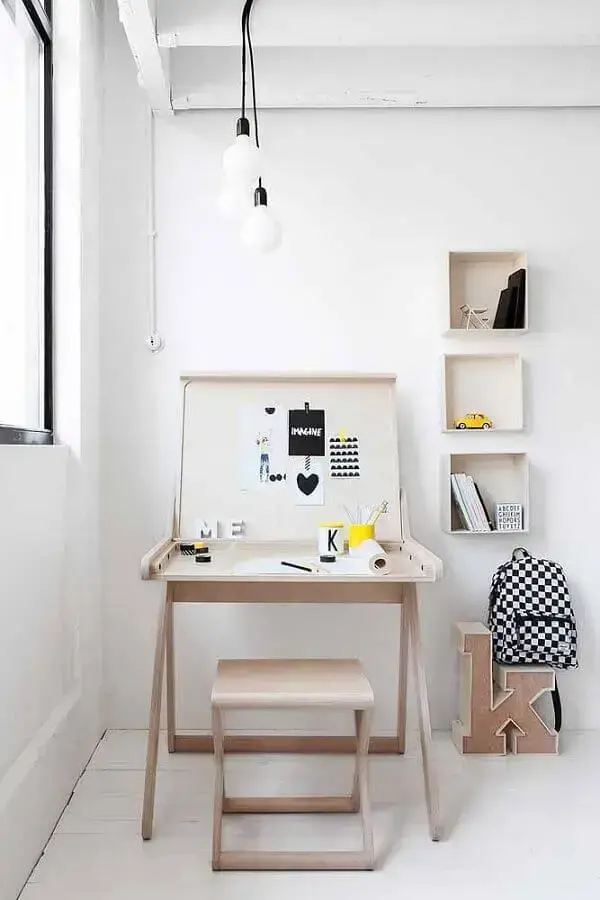 Decoração clean com escrivaninha para home office pequeno Foto Pinterest