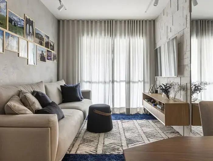Decoração clean com sofá bege para sala planejada pequena. Projeto de Henrique Yokoyama Ortis