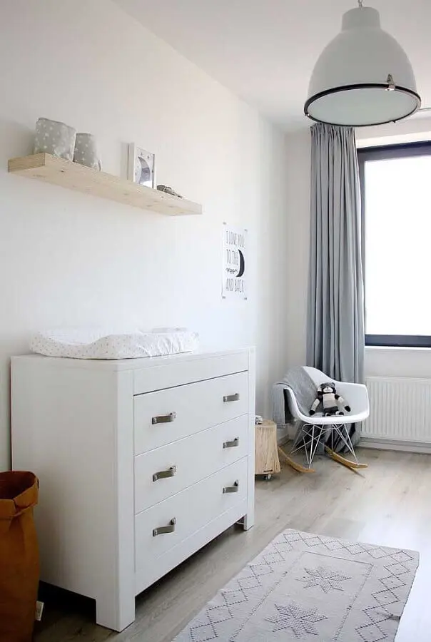 Decoração clean para quarto com cadeira de balanço e cômoda de bebê branca Foto Pinterest