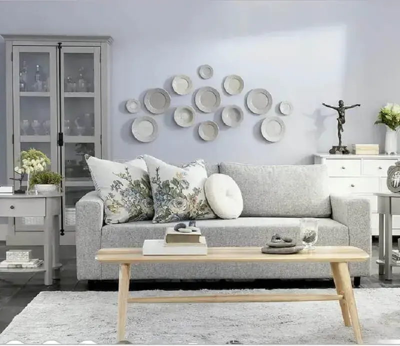 Decoração clássica com almofadas para sofá cinza claro Foto Tok&Stock