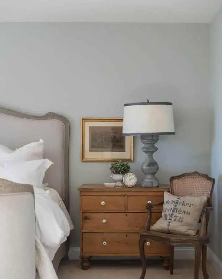 Decoração clássica para quarto cinza com cômoda de madeira antiga Foto Mustard Seed Interiors