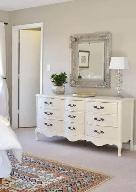 Decoração clássica para quarto com cômoda retrô branca e espelho de parede Foto Pinterest