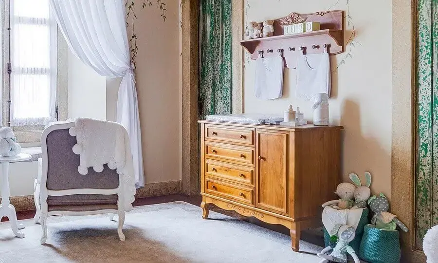 Decoração clássica para quarto de bebê com cômoda antiga de madeira  Foto Grão de Gente
