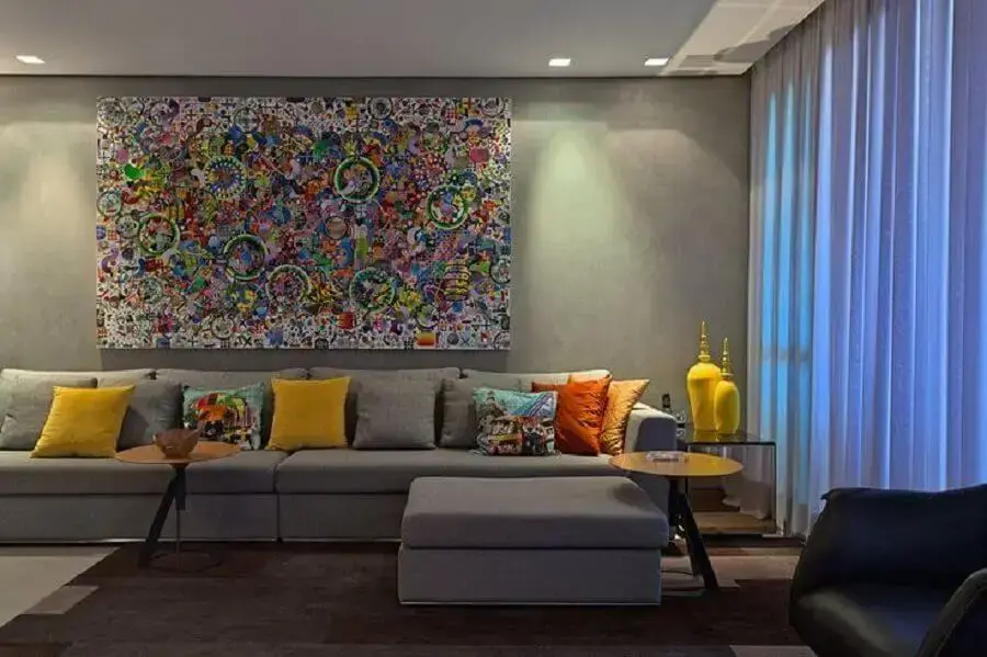 Decoração colorida com almofadas para sofá cinza Foto Borges Godoy