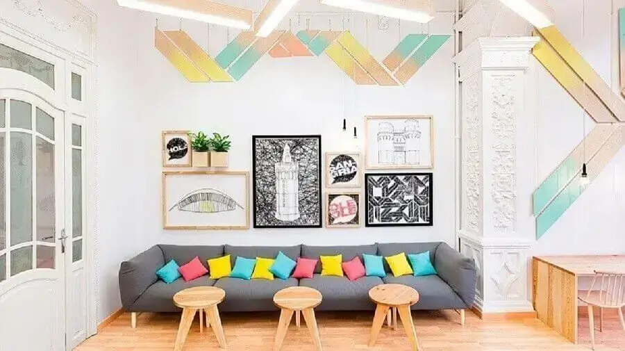 Decoração colorida para sala com almofadas para sofá cinza Foto De Lavie Decor