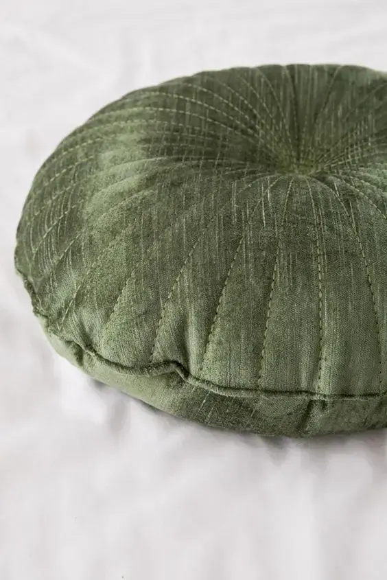 Decoração com almofadas grandes de tecido de veludo verde