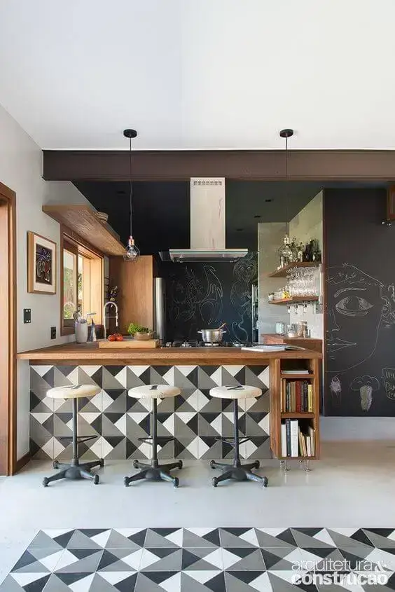 Decoração com bancada revestida com piso geométrico e porcelanato para cozinha claro