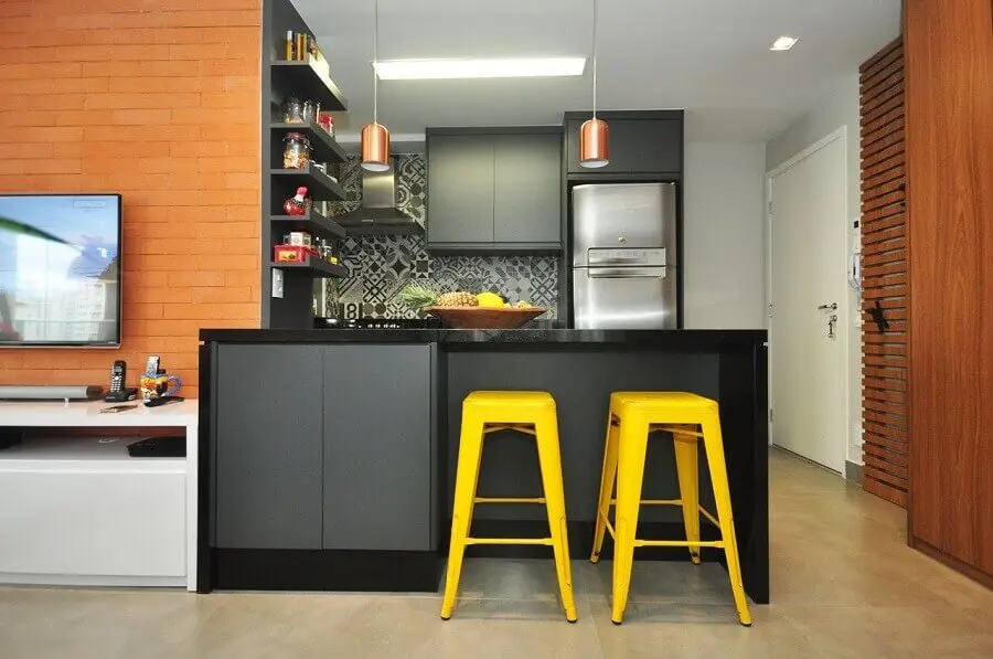 Decoração com banqueta amarela para cozinha aberta com sala de TV integrada Foto Condecorar Arquitetura e Interiores