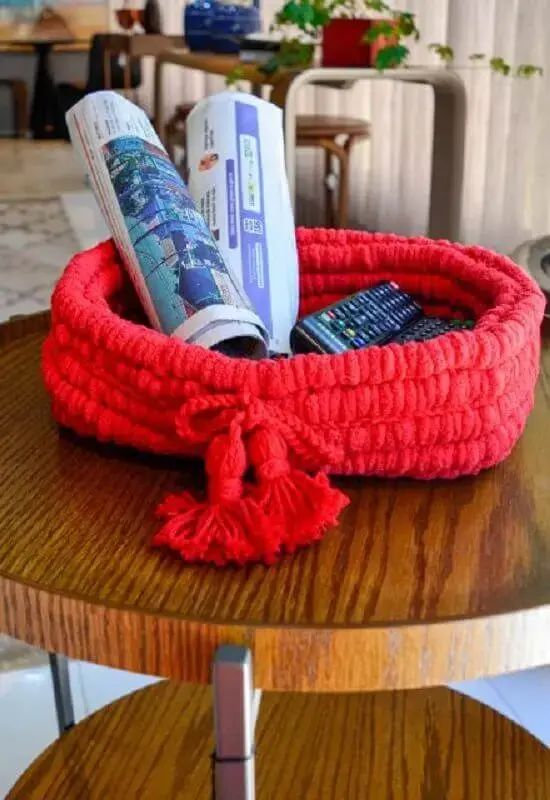 Decoração com cesto organizador de crochê para home office Foto Circulo