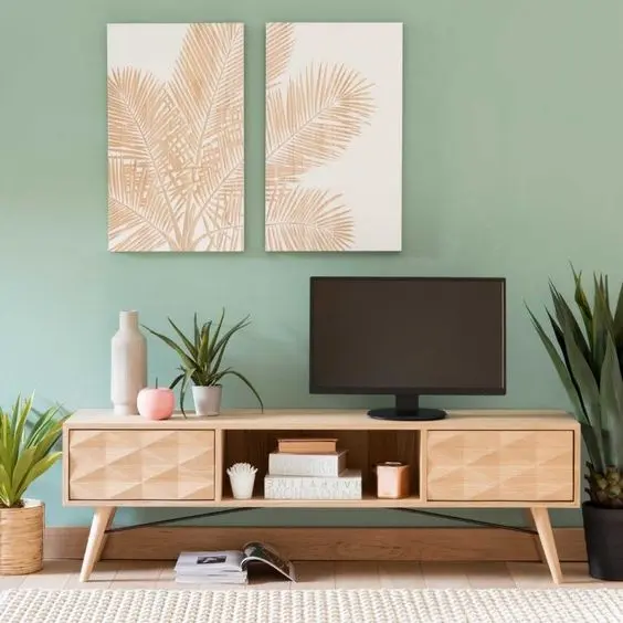 Decoração com cores de tinta para sala em verde claro com móveis de madeira e quadros modernos