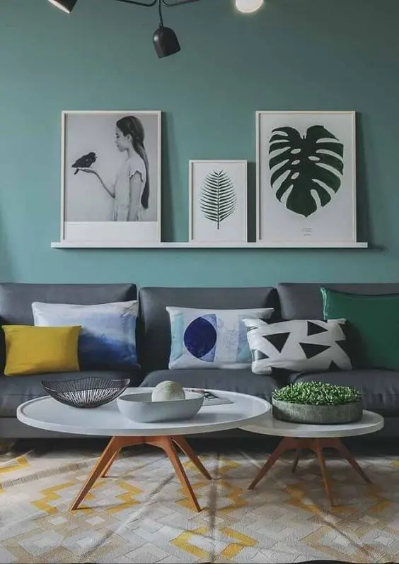 Decoração com cores de tinta para sala em verde claro e sofá cinza