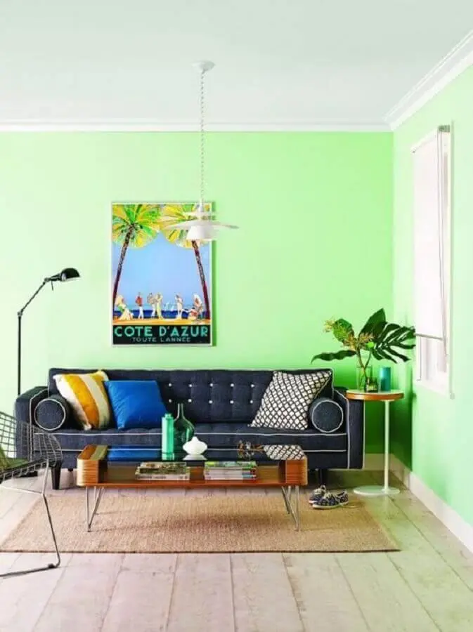 Decoração com cores de tinta para sala moderna em tons de verde claro com sofá cinza retrô