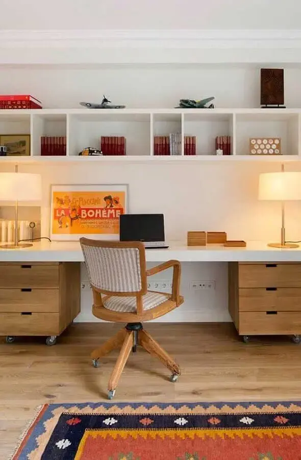 Decoração com escrivaninha home office com gaveteiro de madeira Foto PlaneteFemmes