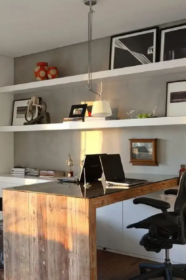 Decoração com  escrivaninha home office planejado com bancada de madeira Foto Jeito de Casa