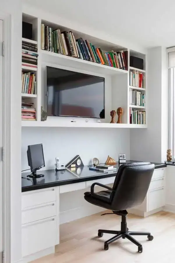 Decoração com escrivaninha home office planejado com bancada preta e nichos brancos Foto Pinterest