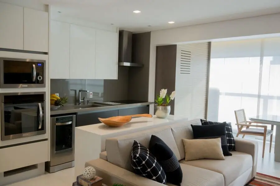 Decoração com móveis claros para cozinha aberta com sala de apartamento Foto Bordin & Soares