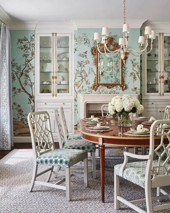 Decoração com papel de parede floral azul e móveis vintage