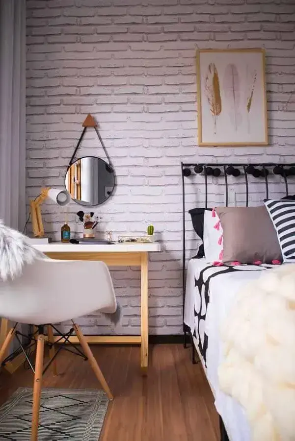 Decoração com parede tijolinho branco e escrivaninha para home office no quarto Foto Pinterest