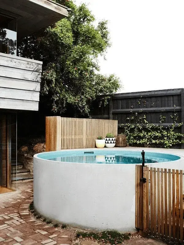 Decoração com piscinas modernas e redondas no quintal