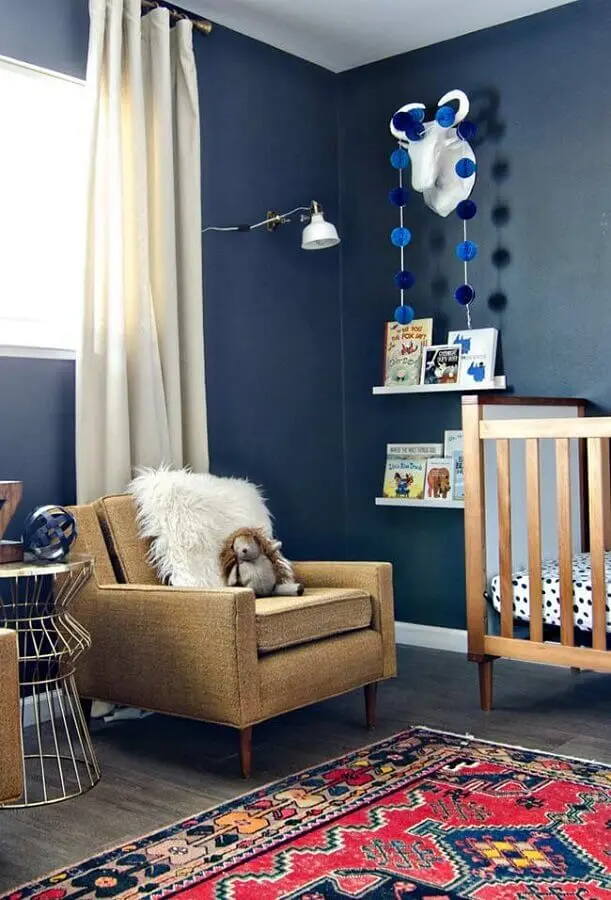Decoração com poltrona confortável para quarto de bebê azul escuro Foto Pinterest