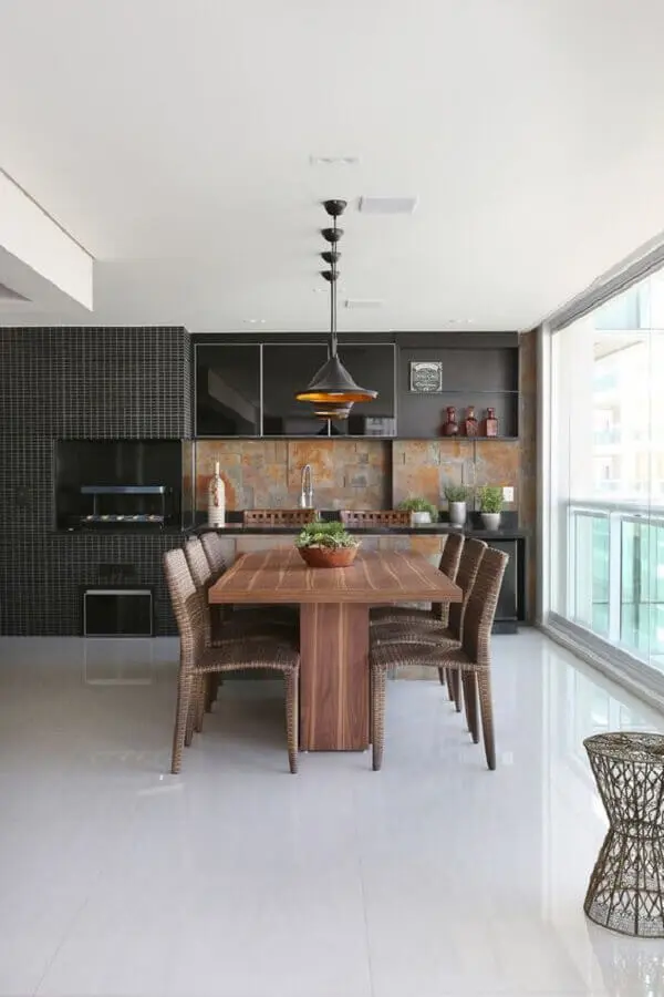 Decoração de apartamento com varanda gourmet com revestimento preto Foto Mariana Orsi