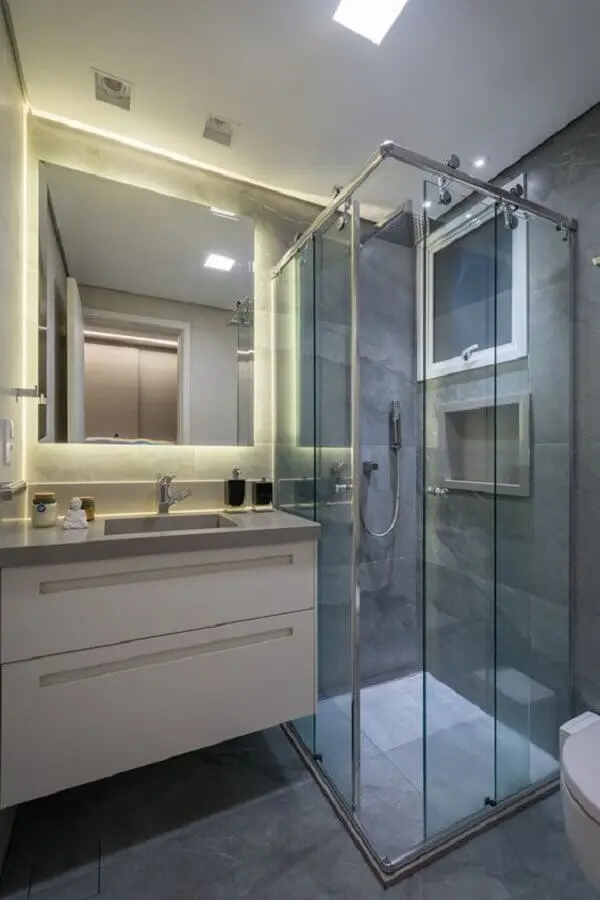 Decoração de banheiro pequeno com gabinete suspenso e box de vidro Foto Revista VD