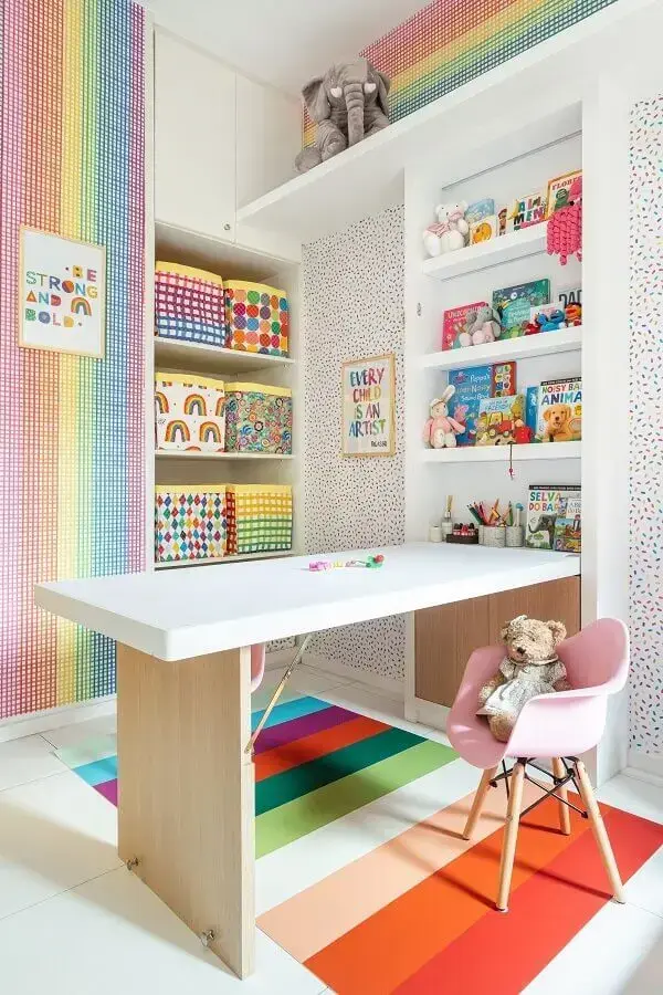 Decoração de brinquedoteca com papel de parede colorido Foto Marcos Fertonani para MOOUI