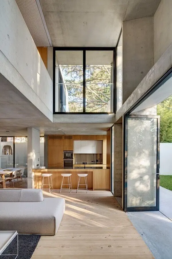 Decoração de casa estilo industrial com cozinha aberta de madeira Foto Nobbs Radford Architects