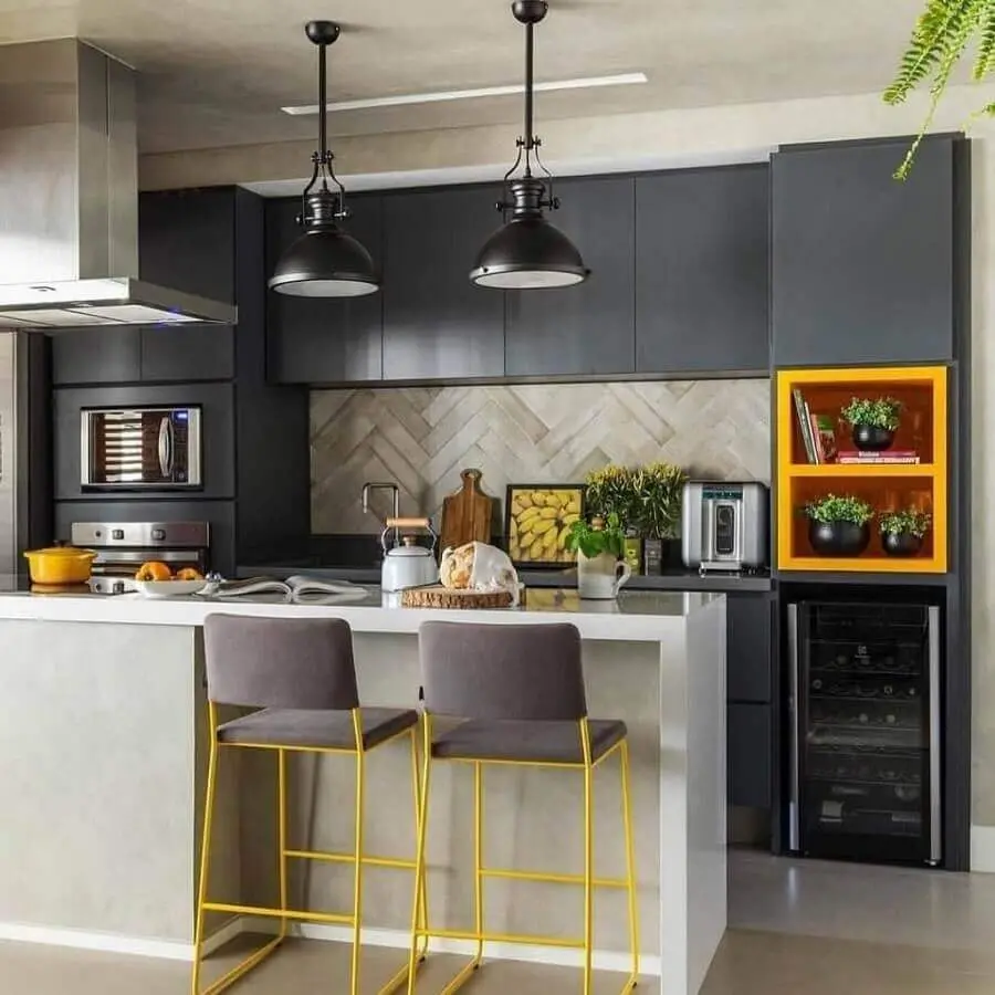Decoração de cozinha aberta cinza e amarela com luminária industrial Foto SP Estúdio