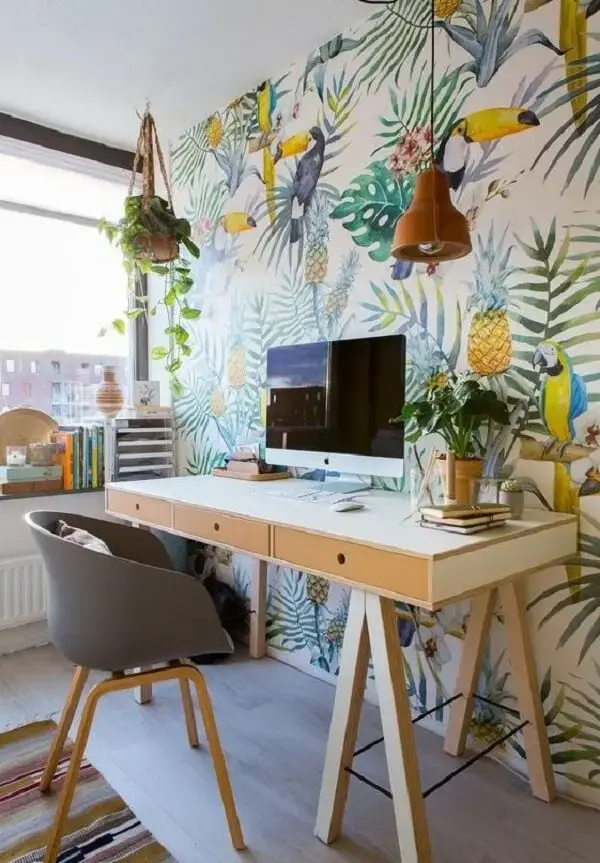 Decoração de escritório pequeno com papel de parede tropical. Foto: Pitaco e Achados