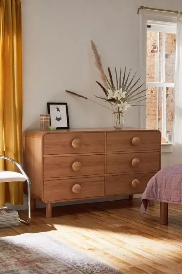 Decoração de quarto com cômoda de madeira retrô Foto Urban Outfitters