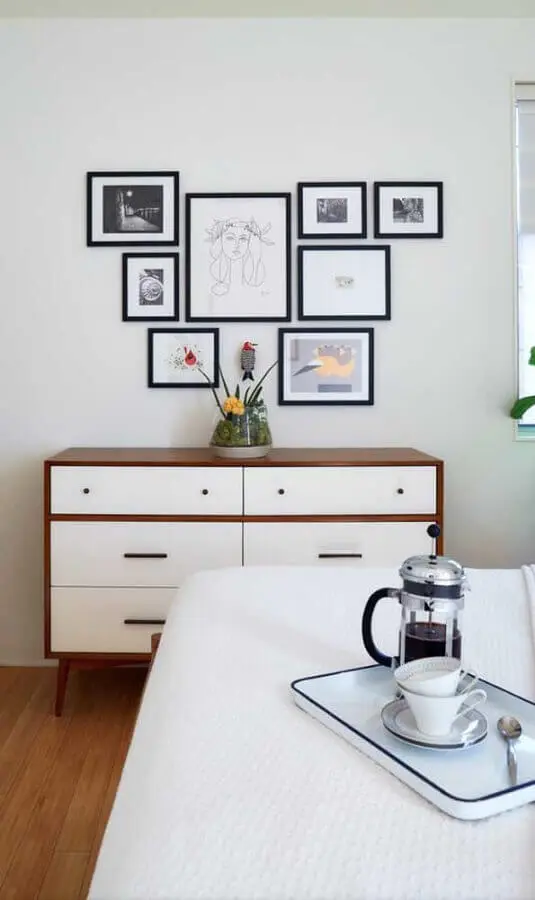 Decoração de quarto com cômoda retrô branca com madeira  Foto Pinterest