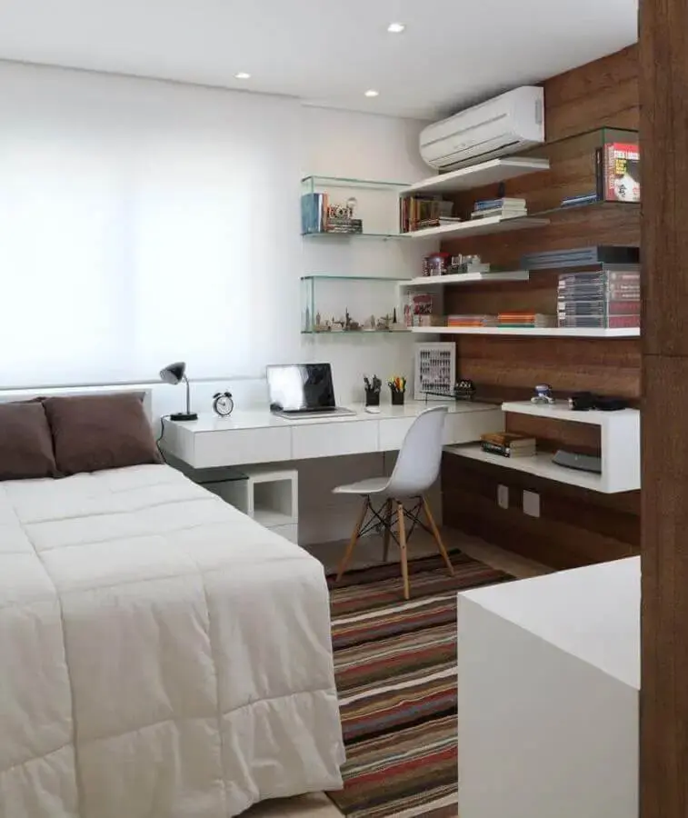 Decoração de quarto com tapete listrado e escrivaninha home office suspensa  Foto Pinterest