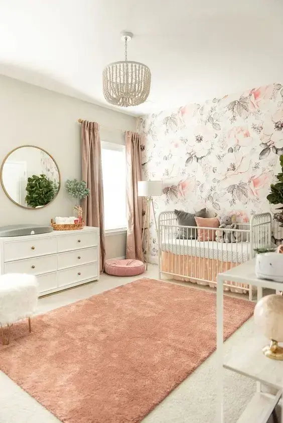 Decoração de quarto de bebe moderno em rosa com berço de ferro