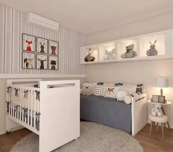 Decoração de quarto de bebê com tapete de lã redondo e móveis brancos