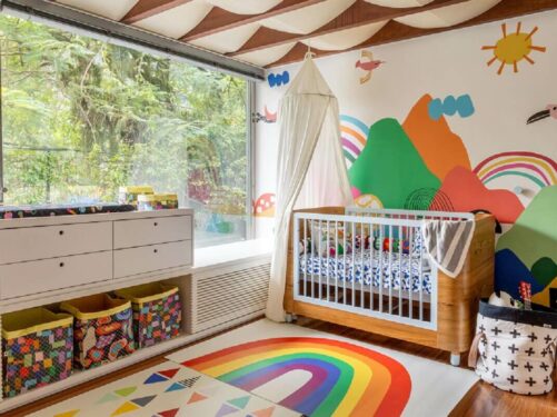 Decoração de quarto de bebê com tapete e papel de parede colorido Foto Marcos Fertonani para MOOUI