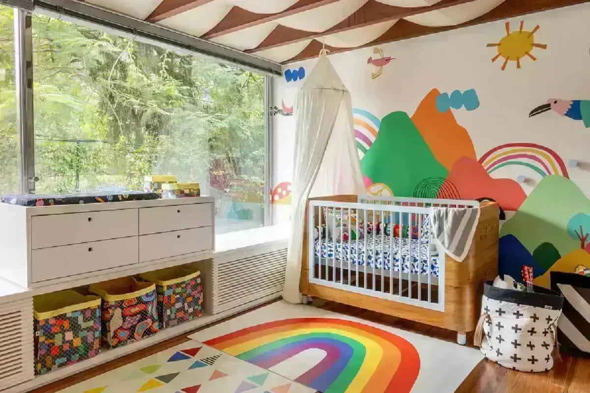 Decoração de quarto de bebê com tapete e papel de parede colorido Foto Marcos Fertonani para MOOUI