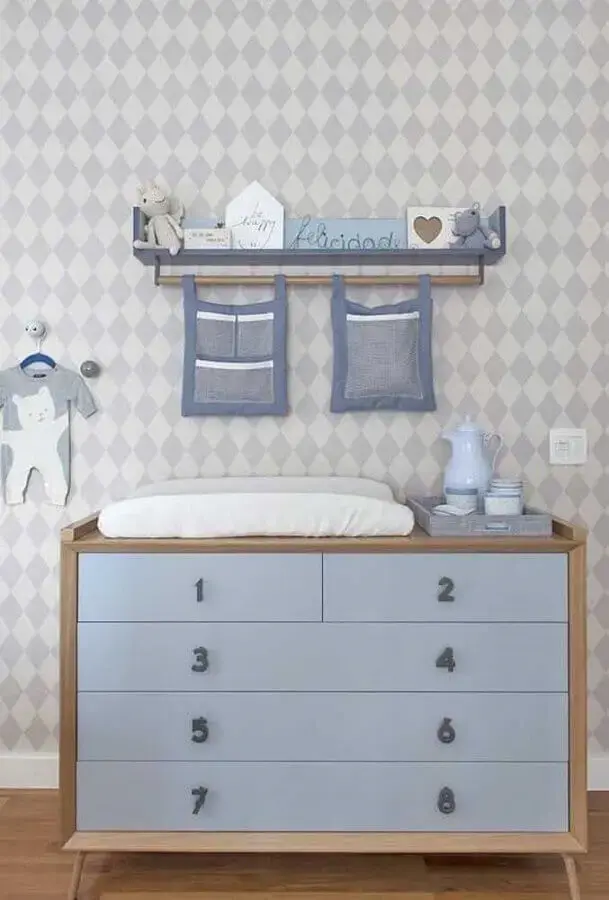 Decoração de quarto de bebê masculino com cômoda de madeira com puxadores em formato de número Foto Triplex Arquitetura