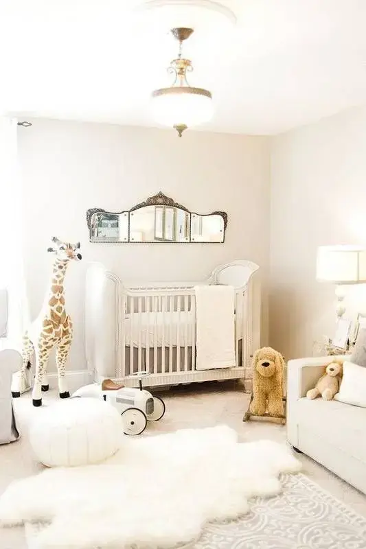 Decoração de quarto de bebê moderno em tons claros e animais em de pelucia