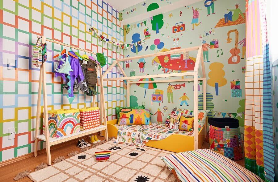 Decoração de quarto infantil com cama montessoriana e modelos diferentes de papel de parede colorido Foto Renata D’Almeida para MOOUI 