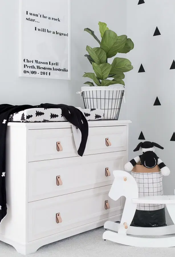 Decoração de quarto infantil com cavalinho de madeira e cômoda branca Foto Pinterest